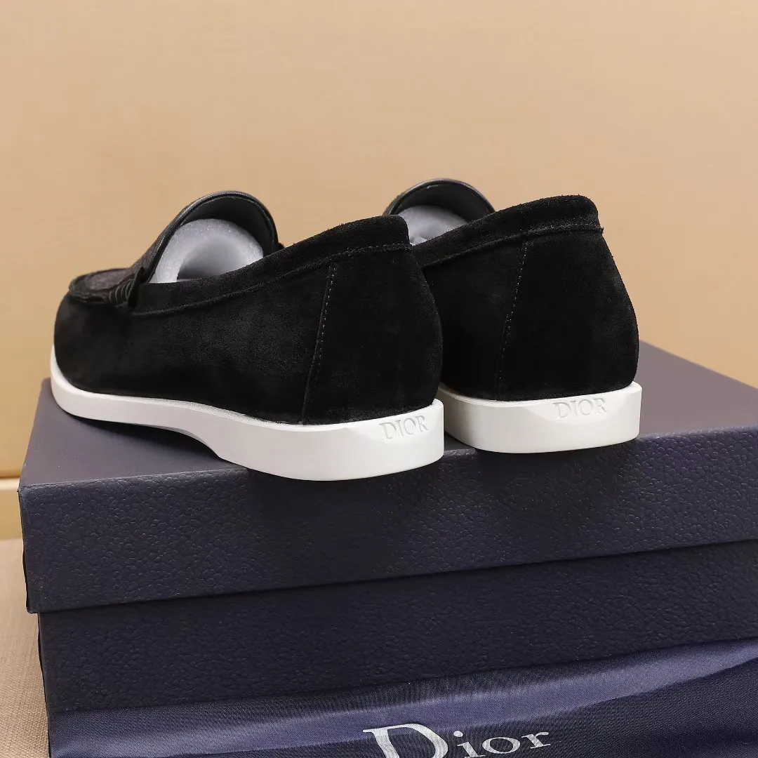 Men's Men's Shoes 💰400 [New Style] 🏍️🏍️These Dior Granville loafers are casual formal shoes. Crafted from luxuriously soft beige suede, it features a beige Oblique print panel on the upper. The lightweight cream-white rubber sole is more sophisticated. The Dior Oblique pattern is engraved on the outsole to enhance the style, and the Dior logo is engraved on the back side. Adds elegance to any casual look.